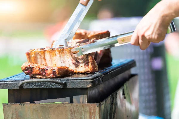 Preparación de carne a la parrilla en barbacoa —  Fotos de Stock