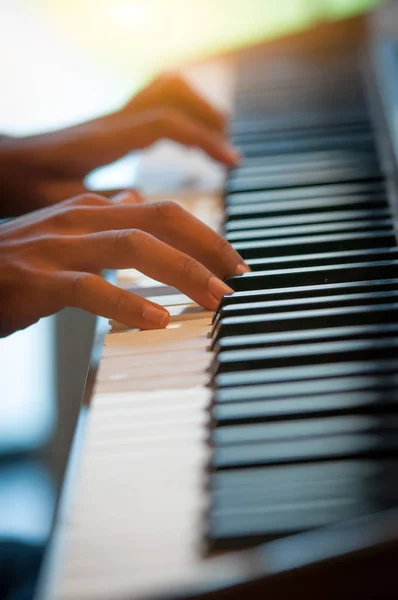 Піаністські руки на клавіатурі — стокове фото