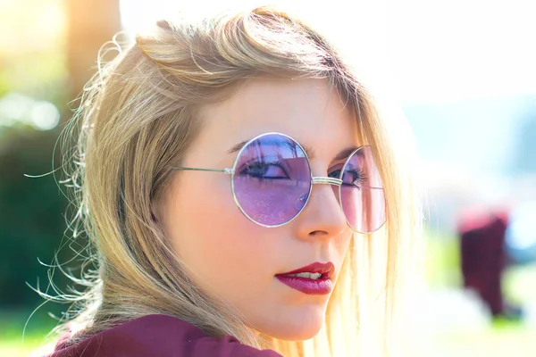 Portret de fată blondă frumoasă cu ochelari purpurii transparenți — Fotografie, imagine de stoc