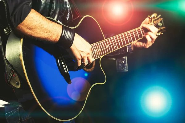 Gitar çalan bir gösterisi sırasında — Stok fotoğraf