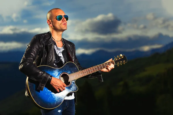 Guitariste avec guitare acoustique bleue joue dans la nature — Photo