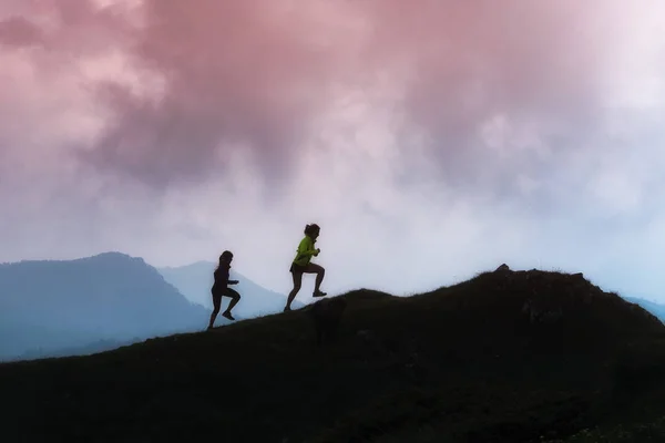 Berg racen training van twee meisjes — Stockfoto