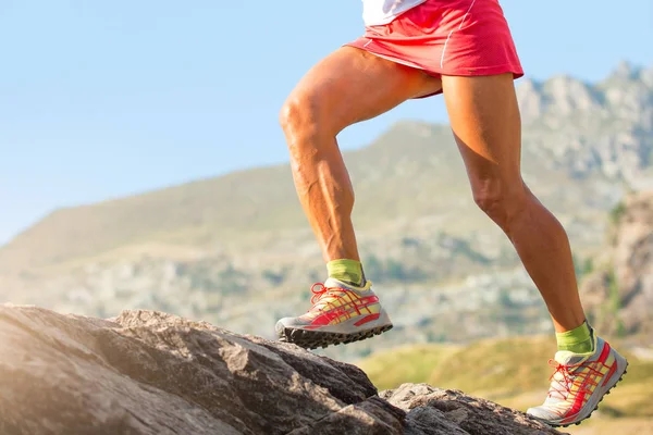 Ноги бегуньи с мускулами и венами в действии — стоковое фото