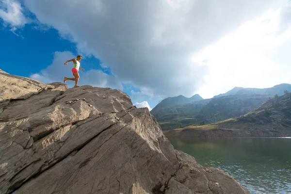 Skyrunning vrouw opleiding in Bergen — Stockfoto