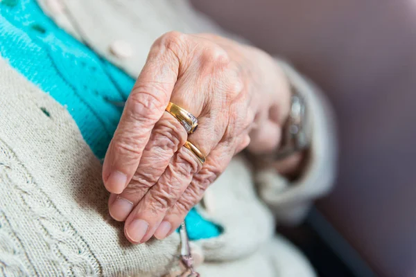 Ręka starszą kobietę z pierścieniami — Zdjęcie stockowe