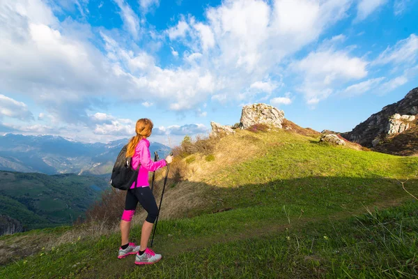 Mujer soltera en las montañas mira el panorama —  Fotos de Stock