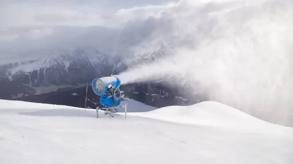 Canons pousses de neige dans la région touristique des Alpes suisses — Photo