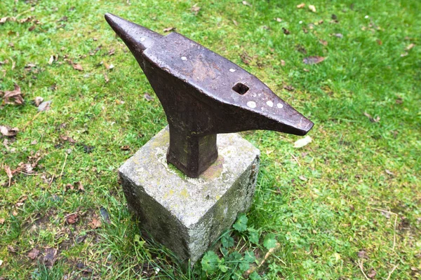 Original old anvil over concrete block — Stock Photo, Image