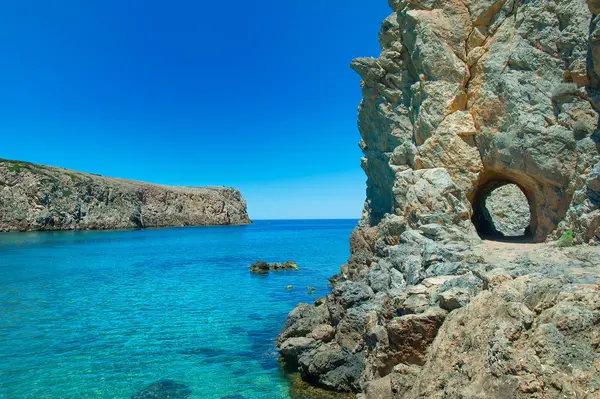 Zee in Sardinië Italië met gallery in de rots — Stockfoto