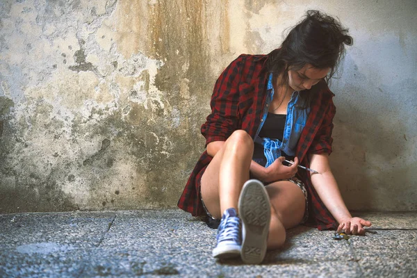 Giovane ragazza trafigge con siringa ed è eroina droga — Foto Stock