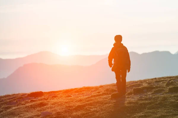 夕日の色の無限の山を歩く — ストック写真