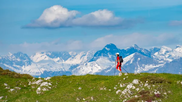 Dağlarda kar-c bir manzara ile tek bir kız hiking — Stok fotoğraf