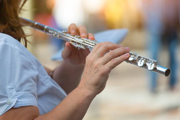 Flauta transversal tocada por una chica —  Fotos de Stock