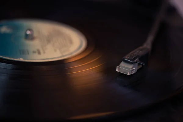 Stylet de tourne-disque vintage sur un disque rotatif — Photo