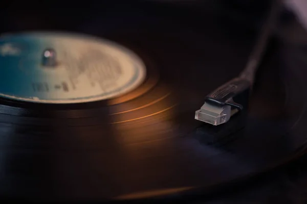 Vintage platenspeler naald op een roterende schijf — Stockfoto