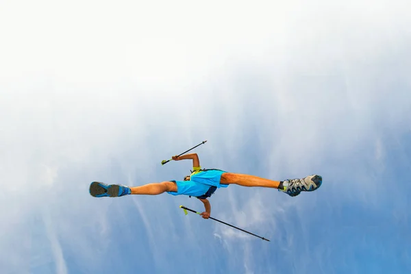 Joven atleta hace un salto con bastones nórdicos —  Fotos de Stock