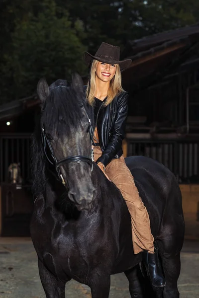 Vacker ung flicka rida sin bruna häst under ridning — Stockfoto