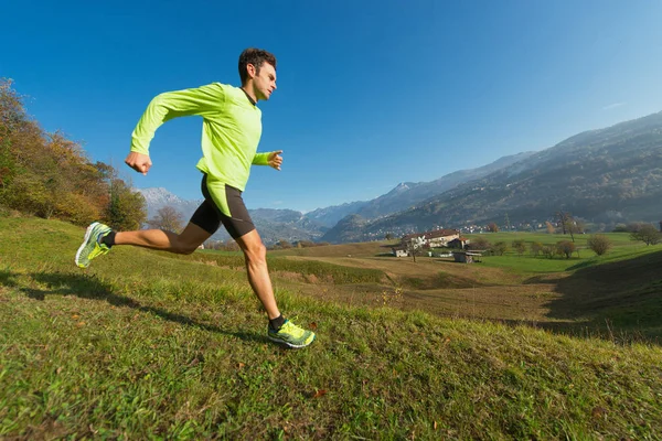 Athlet rennt auf der Wiese in einem Tal der italienischen a — Stockfoto