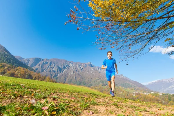 Athlète professionnel de course de montagne en entraînement — Photo