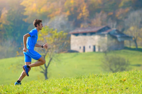 Laufen in die Natur in den Bergen ein Sportler Mann — Stockfoto