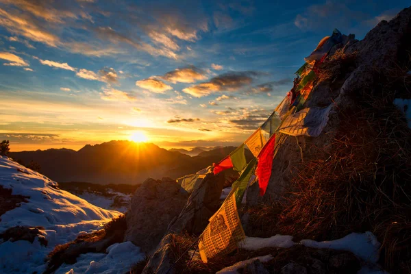 Banderas de las oraciones tibetanas en las montañas con los colores de una w — Foto de Stock