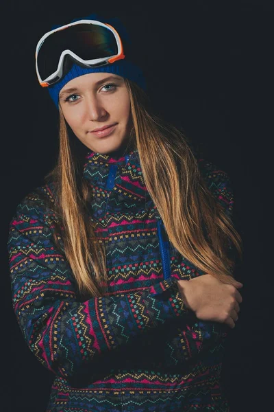 Piękne blond dziewczyna z długimi włosami w odzież snowboardowa z b — Zdjęcie stockowe