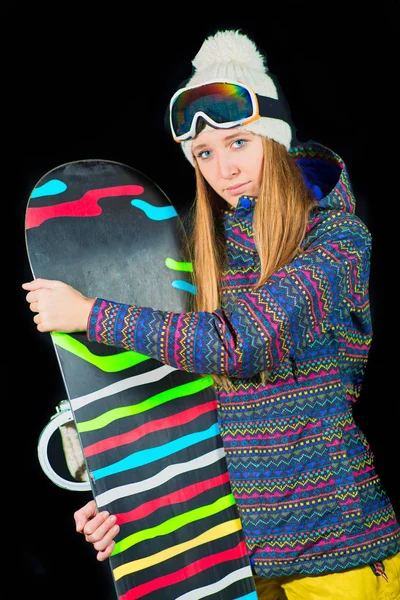 Девочка с голубыми глазами и сноубордом на черном фоне — стоковое фото