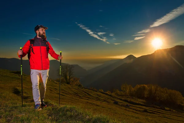 髭のパノラマを見て若い男は n 中に休んでいます。 — ストック写真