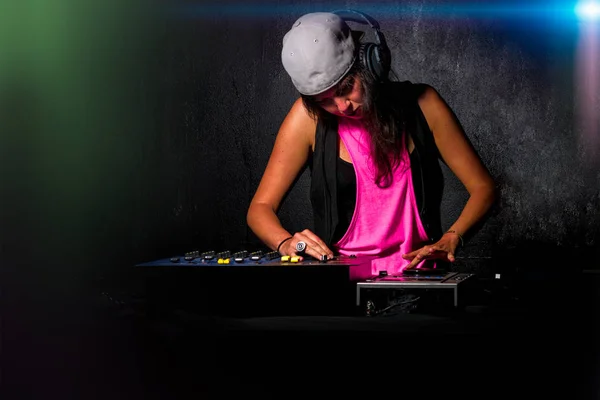 Glamorous girl deejay at work mixing sound on her console at a p — Stock Photo, Image
