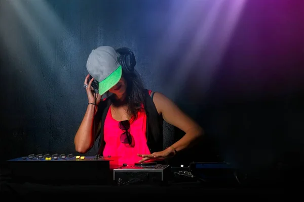 Chica glamurosa deejay en el trabajo mezclando sonido en su consola en una p — Foto de Stock