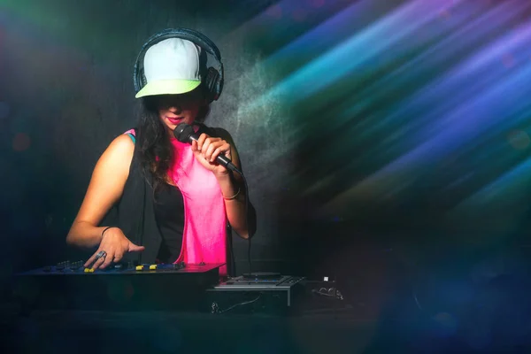 Glamorosa chica deejay en el trabajo con un micrófono mezcla de sonido en — Foto de Stock