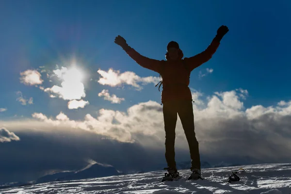 Silhouet van de mens in berg. conceptuele scène. — Stockfoto