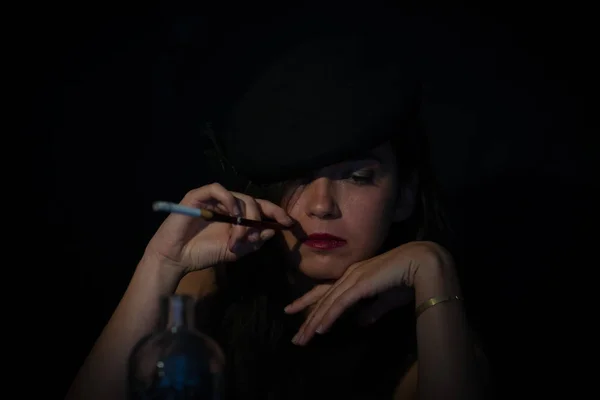 Mulher retrô com cigarro bocal e álcool. estilo retro — Fotografia de Stock