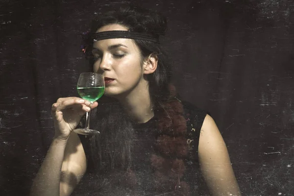 1920s style woman with glass of absinthe. Vintage style photogra — Stock Photo, Image