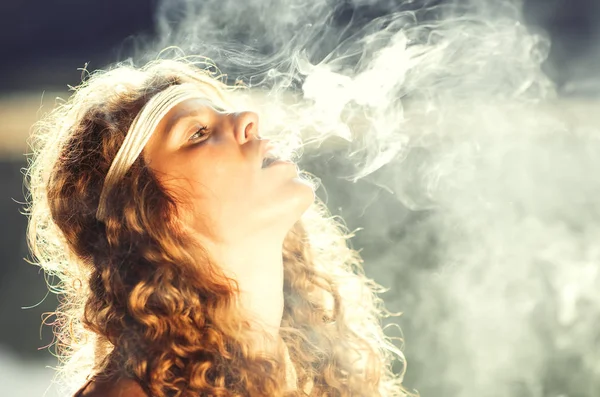 Frumoasă fată hippie gratuit suflare fum - Efect vintage fotografie — Fotografie, imagine de stoc