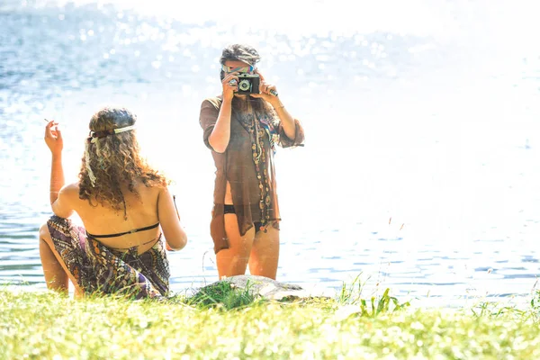 Chicas hippies tomando fotos con una vieja cámara y fumando - Vint — Foto de Stock