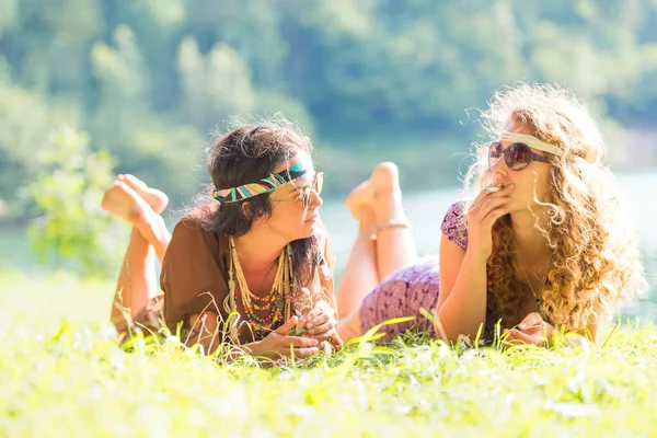 Ziemlich freie Hippie-Mädchen liegen auf dem Gras - Vintage-Effekt ph — Stockfoto