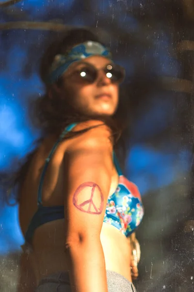 Pretty free hippie girl wearing sunglasses. Peace. - Vintage pho — Stock Photo, Image