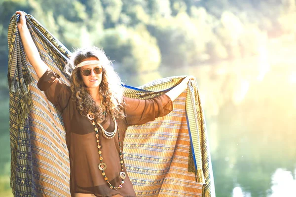 Αρκετά δωρεάν hippie κορίτσι με ένα πανί - Vintage φωτογραφία αποτέλεσμα — Φωτογραφία Αρχείου