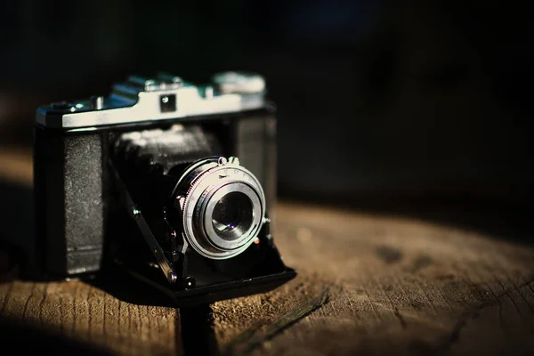 Vintage kamera tua di atas meja kayu. Gaya retro, nostalgia V — Stok Foto