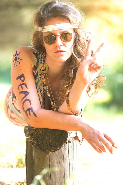 Chica hippie bastante libre. Paz. Pintura corporal - Vintage foto ef —  Fotos de Stock