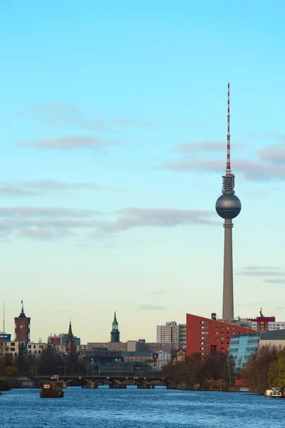 Die spree in berlin mit fernsehturm — Stockfoto