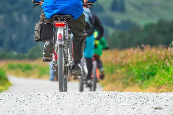 Ciclistas em uma viagem de grupo na natureza nas montanhas — Fotografia de Stock