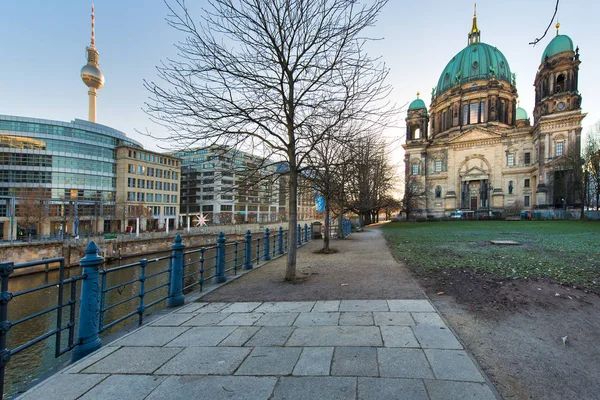 Berliner Dom und Fernsehturm mit Spree — Stockfoto