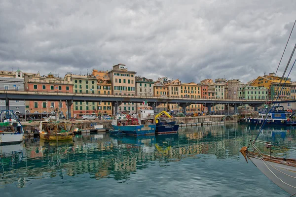 Vista de Génova en Italia con palacios calles y barcos — Foto de Stock