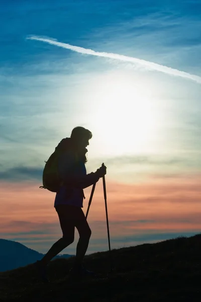 Silhouette d'une fille sur une montagne lors d'un trek religieux — Photo