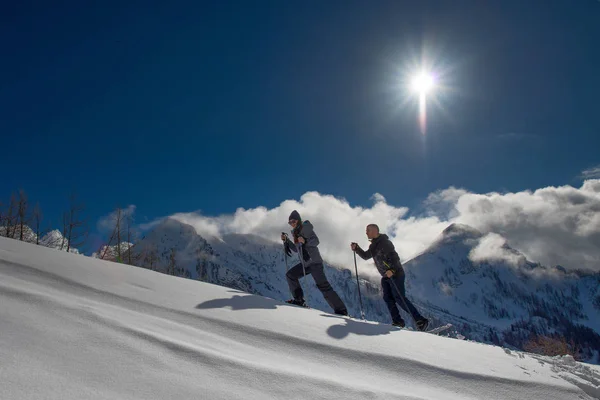 Sneeuwschoenen beoefend door een jongen en een meisje in de zon warm berg — Stockfoto