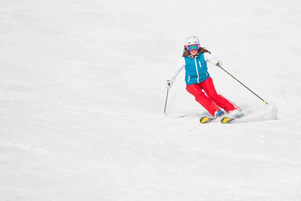 Chica patinadora solitaria en la nieve blanca —  Fotos de Stock