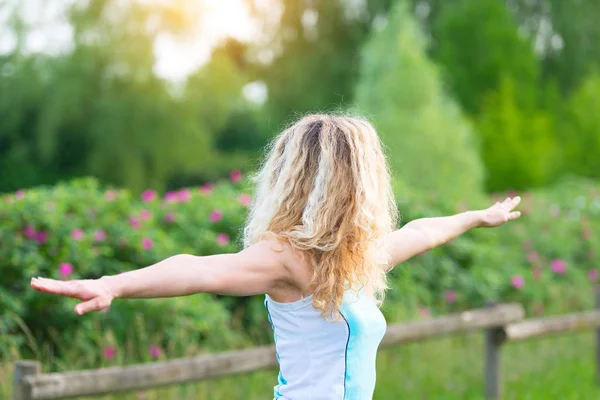 Blonde girl practices gymnastics in the nature — Stock Photo, Image