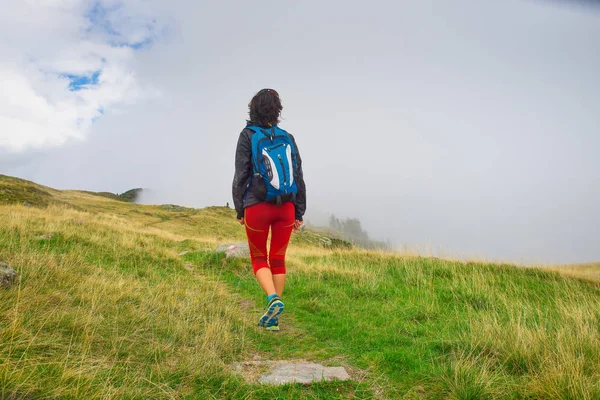 Chica solitaria durante una excursión en las montañas —  Fotos de Stock